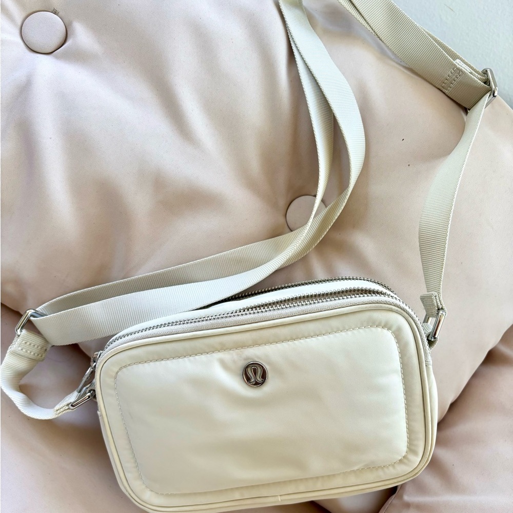 Lululemon Crossbody Camera Bag WHTO ONE SIZE